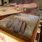 鄭記古早味豬血糕 - 豚の血を固めたものですから、こんな色をしています。