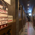 五郎 - ビル通路の奥に、「五郎」の店名を認める