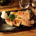 五郎 - 栃尾の油揚げ（ハーフ￥702）。素焼き・ねぎ味噌・納豆入りの3種類を一度に味わえる