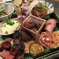 魯忍 - 【前菜】蛸の柔らか煮、近江蒟蒻、土筆と新玉葱玉〆、蛍烏賊金平、鶯寄せ豆腐、餅麩田楽、干し柿バター、バイ貝潮煮、合鴨ロース柚子胡椒、蓮根煎餅、ウルイのお浸し、新じゃが牛肉照り煮