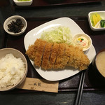 成蔵 - 霜降高原豚特ロースかつ230g定食（2180円）