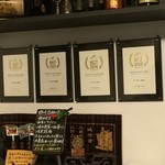 175°DENO担担麺 - 【2016年02月】店内、食べログの表彰状が多数有りました。