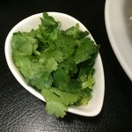 175°DENO担担麺 - 【2016年02月】別注のパクチー＠100円。