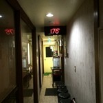 175°DENO担担麺 - 【2016年02月】店舗は細い通路の先に。