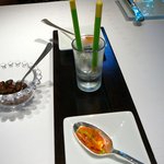 【スモークサーモンのタルタルにアボガドのピューレのせ】◎【グリンピースのゼリーの上にココナッツ】◎【ピスタチオをキャラメルでコーティング】◎2010/8