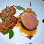 オーベルジュ・ド・リル - 【黒豚ロース肉のロティ 新玉ねぎとタイムのタルティーヌ添え ポート酒のエッセンスソース】★2010/8