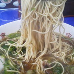 来来亭 瀬田店 - バリカタの麺。ゴワっとしてますが歯触りが美味しい。