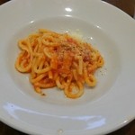 Osteria calma - ベーコンとモッツェリアチーズのハーフトマトパスタ