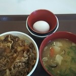 すき家 - 牛丼並盛玉子豚汁セット 490円