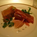 椿 - 若鶏のコンソメゼリー寄せとイタリア産生ハムの盛り合わせ　とろけます