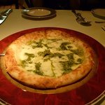 椿 - バジルペーストとモッツァレラのピッツァ　モッチモチの生地にチーズとバジルがからみます。