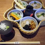 円山 古今 - 五色蕎麦（とろろ、梅みぞれ、天ぷら、納豆、なめこおろし）