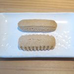 本家 新垣菓子店 - 上が本家新垣ちんすこう
下が新垣ちんすこう本舗