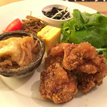 バードパーク - 唐揚げのほかに、５種類のおかずが付きます