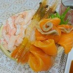 鮮魚食堂 かわしま - 3色定番丼(サーモン、ボタンエビ、カニ)(アップ2) ※サーモンがこぼれそうです