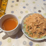ピアーズ - トマトスープとサラダ