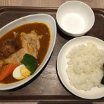 カレー食堂 心 - 骨つきチキンのスープカレー980円
