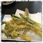 十八番 - 春野菜の天ぷら。ウド、新玉ねぎ、アスパラ行者ニンニク。