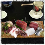 十八番 - ちょい刺し盛り。イカ、コハダ、ホタルイカ、ブリ、カツオ、マグロ。