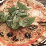 Pizzeria 26 - 燻製モッツァレラのマルゲリータ＆シラスのマリナーラ(ハーフ)