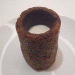 DOMINIQUE ANSEL BAKERY at OMOTESANDO - クッキーショット（ミルクを注ぐ途中）