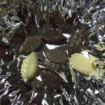 モンロワール - ちっちゃなリーフチョコ
が７枚入っています。
これは、ミルク、ダーク、抹茶の3種類