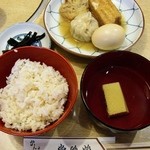 ｢お昼の定食｣､おでん(4品)と茶飯･吸物･漬物､800円