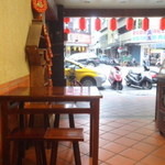 杉味豆花 - レトロな店内。