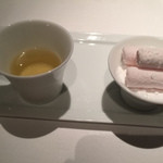 オーベルジュ・ド・リル - ハーブティーにマシュマロ