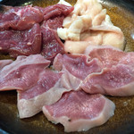 しちりん 錦糸町北口店 - ホルモン3種盛り¥990(かな？)
                                豚タン、豚ハラミ、ギアラ
                                