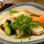 ろばた焼 仙樹 - うつぼのたたきです。ぷりぷりの食感で明日の朝が楽しみです。