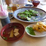 黒潮一番館 - たたきを持って食堂に行くと、あら汁、名産のしめじのてんぷら、ごはん、デザートがついてきます。