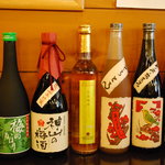 うを治 - テーブルの横に梅酒がならんでしました。