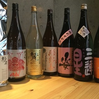 We offer around 50 kinds of famous sake in small quantities. Reasonable flat price.