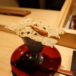 丸萬寿司 - 2016.3)畳鰯の下にはホタルイカのたたき