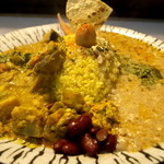 (2016.3.25)ほんのり白いスパイスカレー+揚げナスとズワイガニのカレー　あいがけ