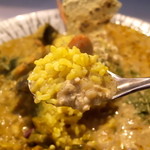 (2016.3.25)ほんのり白いスパイスカレー+揚げナスとズワイガニのカレー　あいがけ