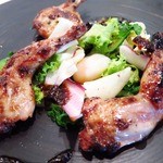 クッチーナ イタリアーナ ガッルーラ - 「豊橋産山吹うずらの炭火焼き　国産キャベツのはちみつとバルサミコのサルサ　芽キャベツのサラダ仕立て」のアップ