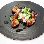 豊橋産山吹うずらの炭火焼き　国産キャベツのはちみつとバルサミコのサルサ　芽キャベツのサラダ仕立て