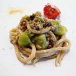 クッチーナ イタリアーナ ガッルーラ - 「北海道無農薬小麦で練りあげたピチ」西尾市のオインク豚のボロネーゼ　ケッパーとオリーブのビアンコラグー　焼きフルーツトマトを添えて（ハーフサイズ）のアップ