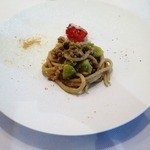 「北海道無農薬小麦で練りあげたピチ」西尾市のオインク豚のボロネーゼ　ケッパーとオリーブのビアンコラグー　焼きフルーツトマトを添えて（ハーフサイズ）