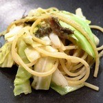 クッチーナ イタリアーナ ガッルーラ - 「スパゲティ」とこぶしとキャンディキャベツ　シチリア島スカーリアさんのアンチョビを使ったアーリオ・オーリオ・ペペロンチーノ（ハーフサイズ）のアップ