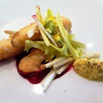 クッチーナ イタリアーナ ガッルーラ - 佐賀県産「ホワイトアスパラガス」のフリット　赤いサルサ　たんぽぽの葉「ピサンリ」を添えた春のサラダ仕立て（ハーフサイズ）のアップ