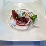 炙った「まぐろのもすり（腹身）」のタリアータ　春トマトのガスパチョと新玉ねぎのサラダ（ハーフサイズ）