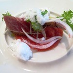 クッチーナ イタリアーナ ガッルーラ - 炙った「まぐろのもすり（腹身）」のタリアータ　春トマトのガスパチョと新玉ねぎのサラダ（ハーフサイズ）のアップ