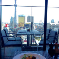 R restaurant & bar - 店内からテラス席越しにスカイツリーを♪