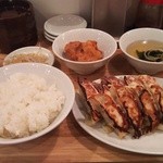 ぎょうざいってん - 餃子セットは、餃子2枚×6個に唐揚げ、ナムル、スープとご飯がついて820円也。