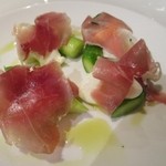 ルカ - 絶品の本物の水牛のモッツァレラ　生ハム添え