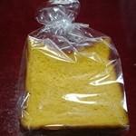 Beiku Okajima - 黄色が鮮やかに映える「濃厚かぼちゃ食パン」。