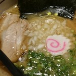 ラーメンをアップ！刻みタマネギとトロトロチャーシューが素晴らしい！！